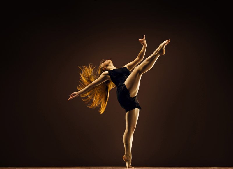 bailarina com perna levantada